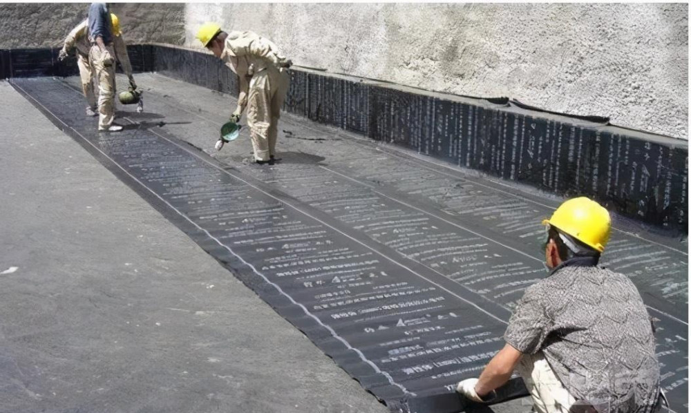 施工难度大:传统防水卷材在防水施工中当根据防水基层的形状而进行量