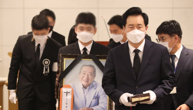 宋在浩出殡仪式举行亲友们悲痛送别