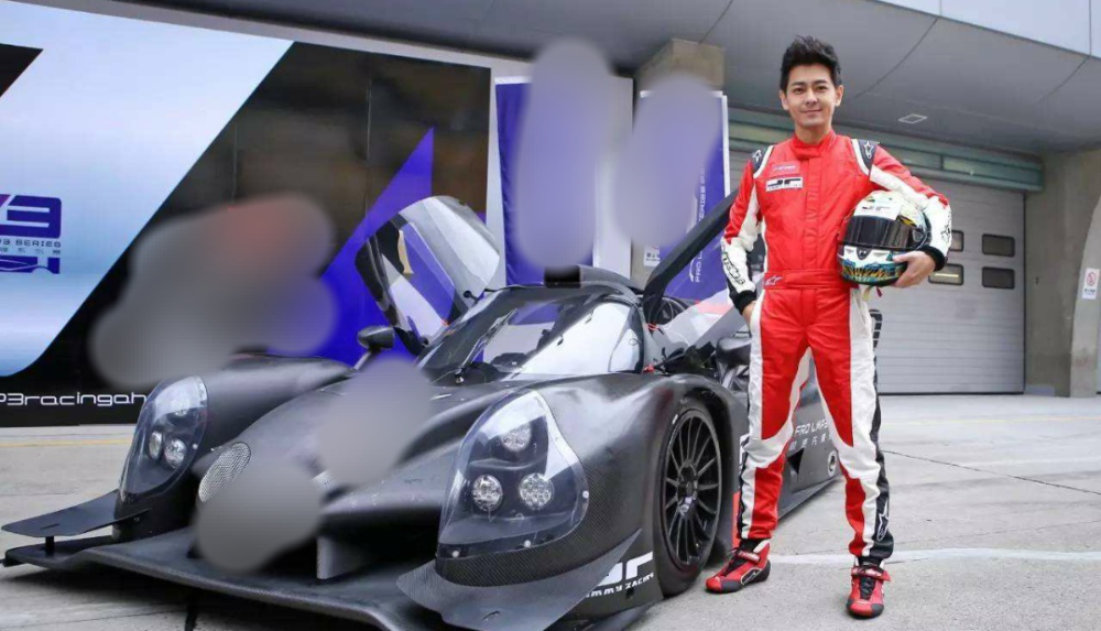 18岁黄明昊开百万车,被爆驾照没过实习期,网友:在圈内不算啥