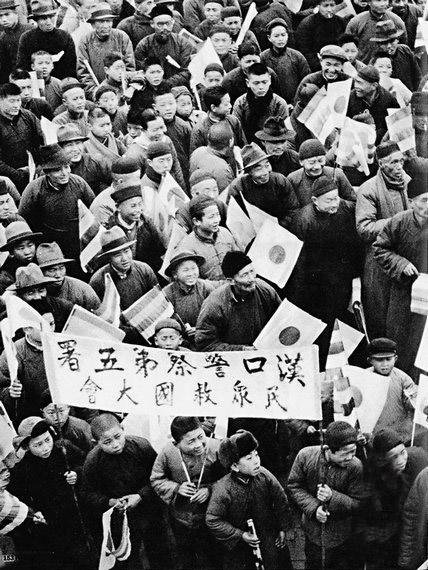 实拍抗战时期的沦陷区,满街鬼子横冲直撞,图6是无耻汉奸在聚会
