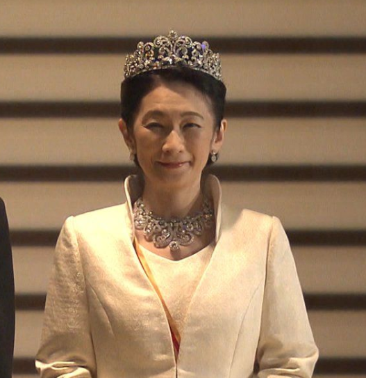 雅子皇后戴3串珍珠高贵亮相纪子妃穿粉色礼服春风得意为皇嗣丈夫庆祝