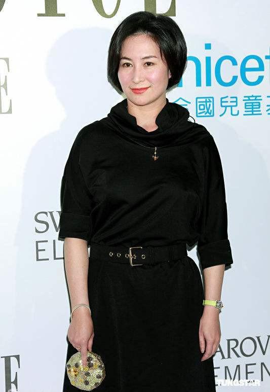 何超琼58岁风韵犹存一身黑色连衣裙虽低调却难掩高贵大气