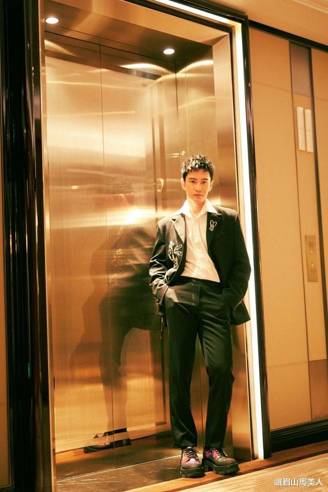 42岁黄晓明减肥成功登杂志身材超有型衣品开挂帅到认不出来