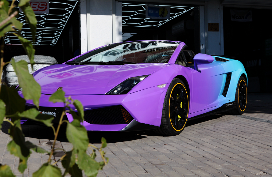 都市里的炫酷传奇彩绘渐变色兰博基尼小牛简直美出了圈