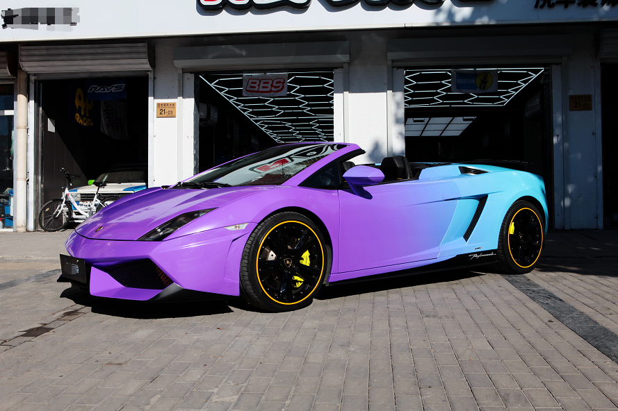 都市里的炫酷传奇彩绘渐变色兰博基尼小牛简直美出了圈