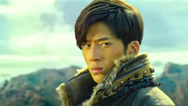 首先就是《爱情公寓》版本的张起灵了,这个版本是赵志伟饰演的,在里面