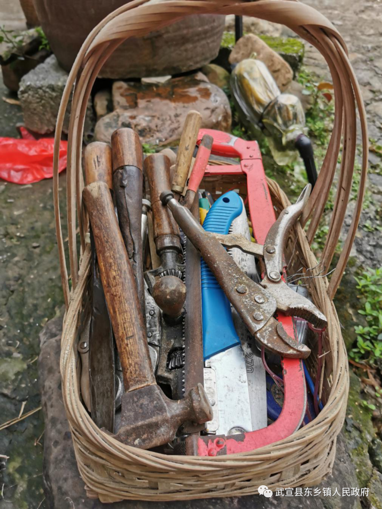 竹编技艺使用到的工具.(李海燕  摄)各种竹编生活用品.