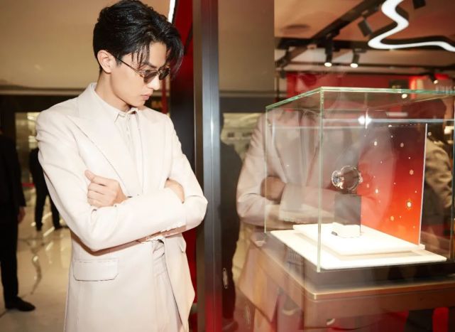 刘畅受邀出席万宝龙skp限时精品店开幕活动,身穿简约廓形西装搭配时尚