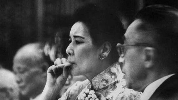 罕见老照片:抽烟的宋美龄活了106岁,图5邓丽君海边合影展现好身材