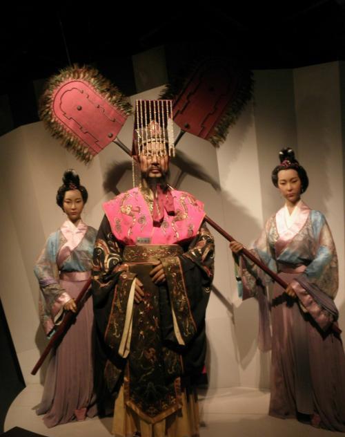 古代皇帝出行身后总有两把扇子原来不是扇风是代表这个