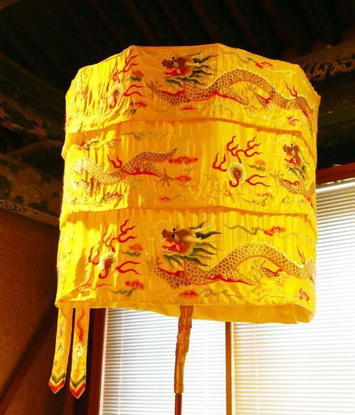 古代皇帝出行,身后总有两把扇子原来不是扇风,是代表这个