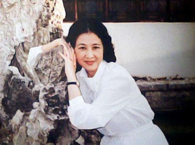 他对恩人之妻一见钟情,与其偷恋10多年,恩人晚年呵斥夺妻之痛