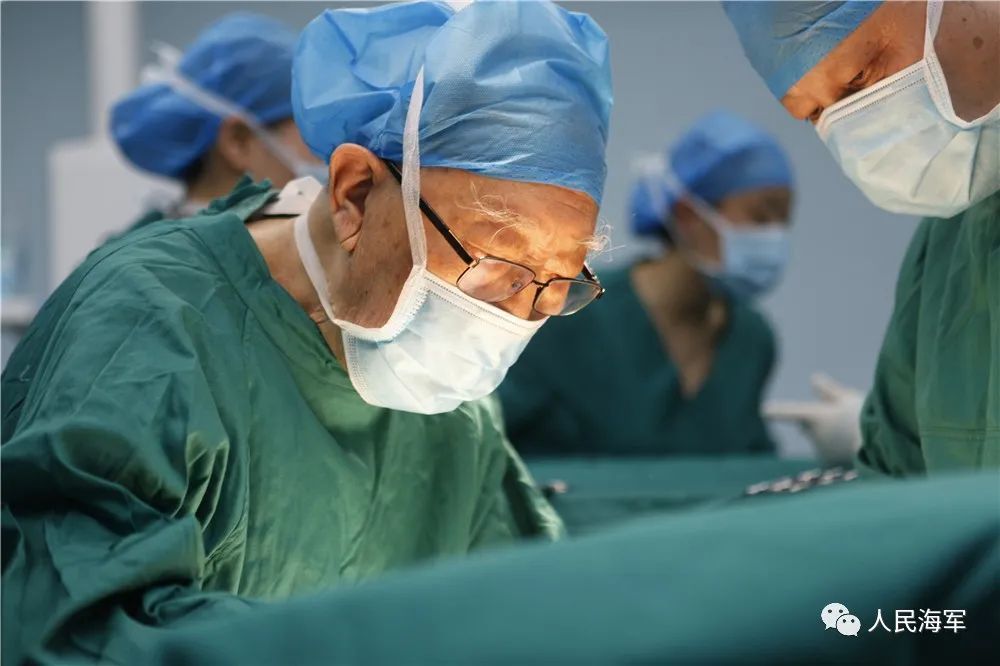 从医70余年,救治1.6万余名病人……这位90多岁老军医为何让董卿落泪