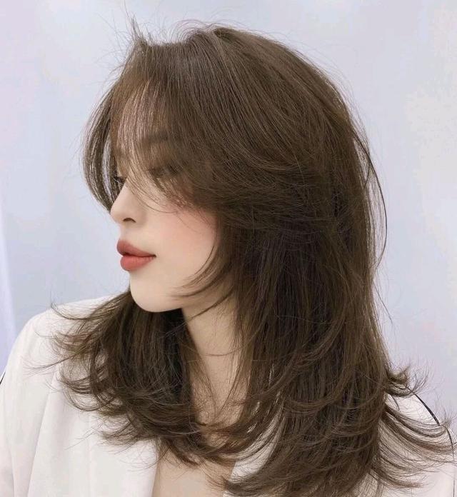 过了35岁的女人 换头发别跟风 今年流行的 锁骨烫 气质优雅 腾讯新闻