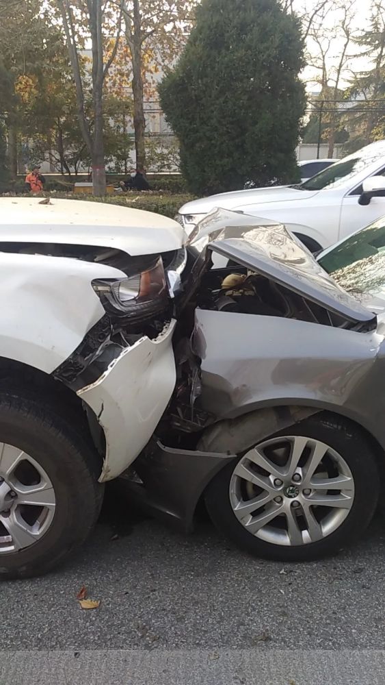 图为网友拍摄的现场相撞画面