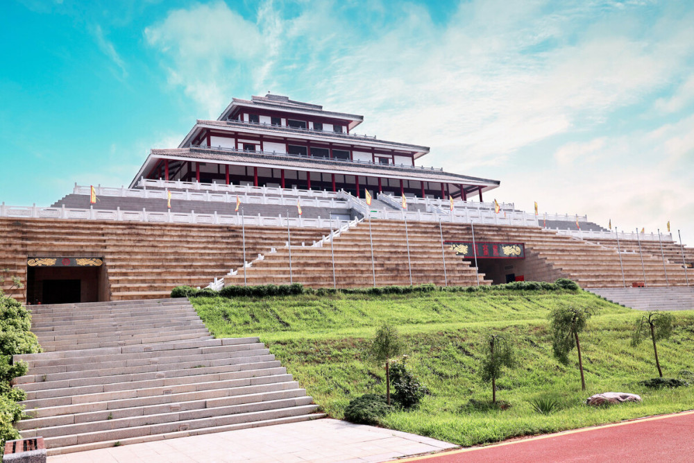的是方国部落强盛后争夺统治权的结果,商汤偷袭夏都灭亡夏朝建立商朝