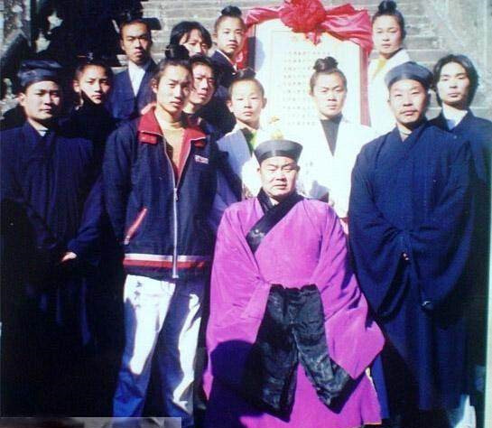 一位生于清光绪年10年(1885年),名叫李诚玉的道姑,从27岁出家,在