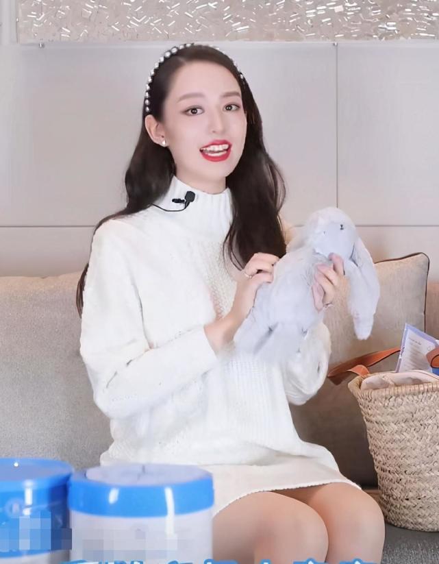 郎朗妻子吉娜孕照曝光穿宽松毛衣巧遮孕肚状态超赞身材依旧