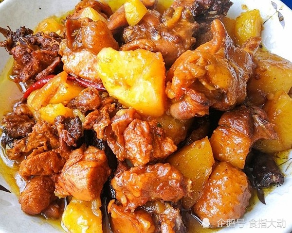 用料大鹅半只土豆2个啤酒2瓶姜5大片蒜5瓣葱半根八角2个花椒粒15粒