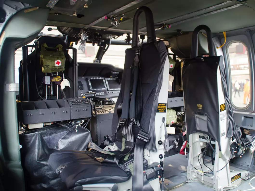 为啥美国兵常常坐在直升机两侧舱门处不怕飞行中掉下来吗