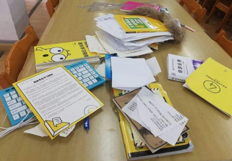 考研资料被乱扔一地图书馆占座乱象如何规范长沙理工态度诚恳