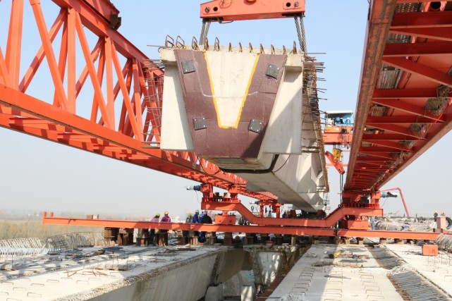 郑济铁路黄河特大桥公路箱梁架设顺利完成
