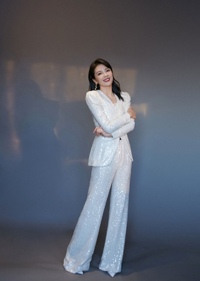 温柔美人!刘涛穿西服套装优雅干练 持黑伞明眸动人眼神超"鲨"