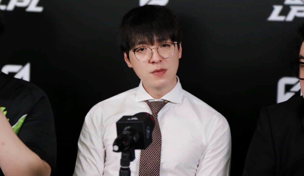 与rng正面碰撞之前,vg主教练扣马komma离队,他因为家庭原因希望回归