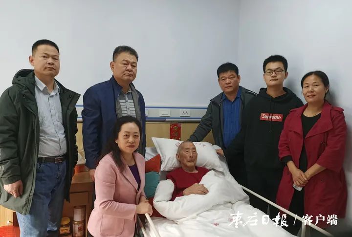 王功彬了解到了一些爷爷的故事,通过榴园镇卜村第一书记靳晓峰,联系上