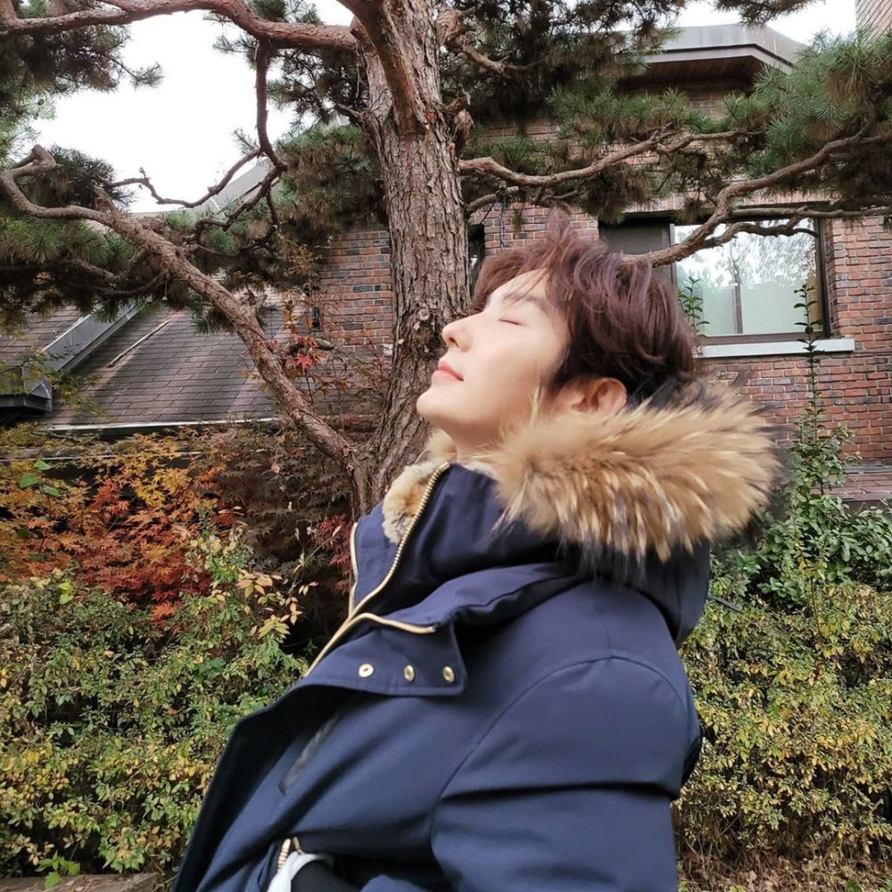 李准基近照五官清秀似少年裹紧棉服不拉拉链不知是冷是热