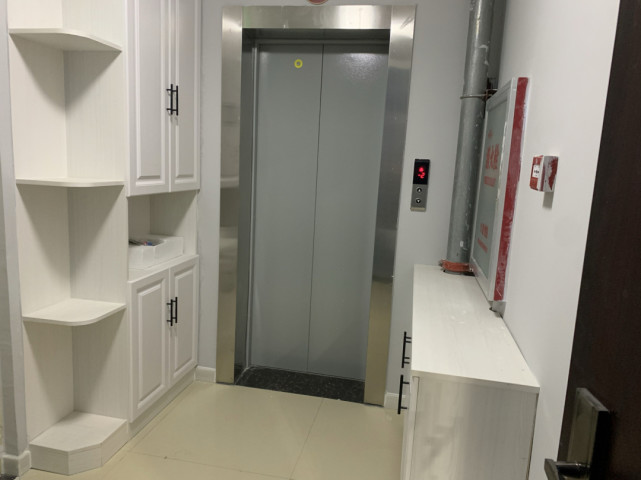 她家一梯一户的新房,电梯口打柜子很实用,还没家具就很漂亮!