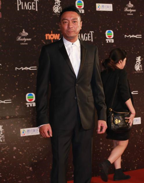 54岁影帝自曝没见过生父,连姓氏都存疑,与妻子身家过亿不生娃