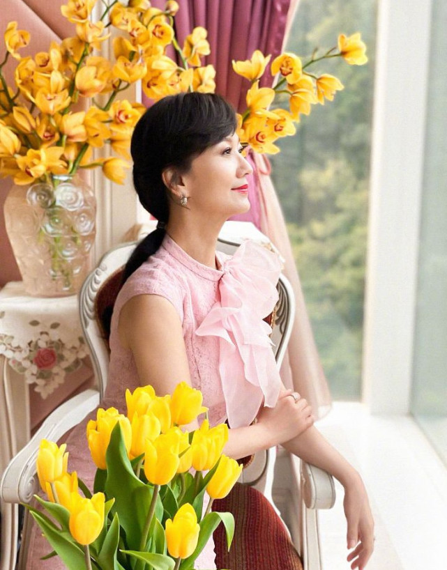 赵雅芝庆66岁生日 人比花娇宛如18岁 老公却搂了其她女人 腾讯网