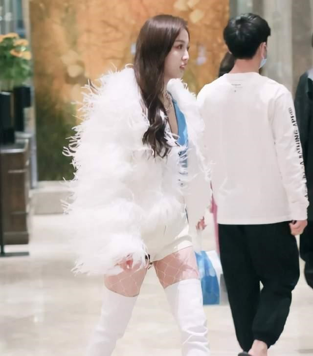 在同场活动上,吴宣仪的表演造型是这套白色羽毛服装,搭配了网袜和白色
