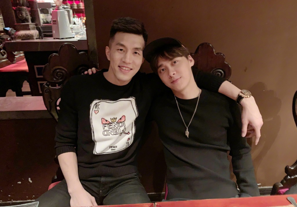 笑cry郭艾伦晒李易峰送超大号毛衣他说好看我穿着帅吗