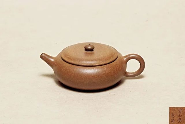 一把"清康熙乾隆年间香玉堂制息如款扁圆壶",竟拍出了155万的高价