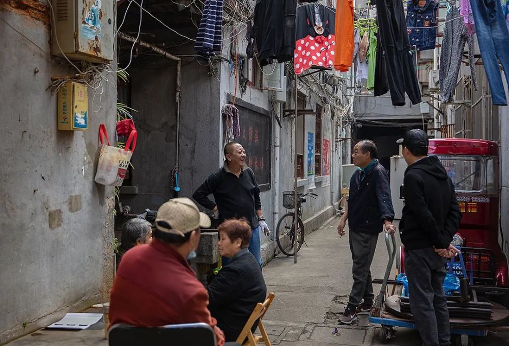 随便走进一条小弄堂,总能看见街坊邻居们或坐或站在谈笑聊天.