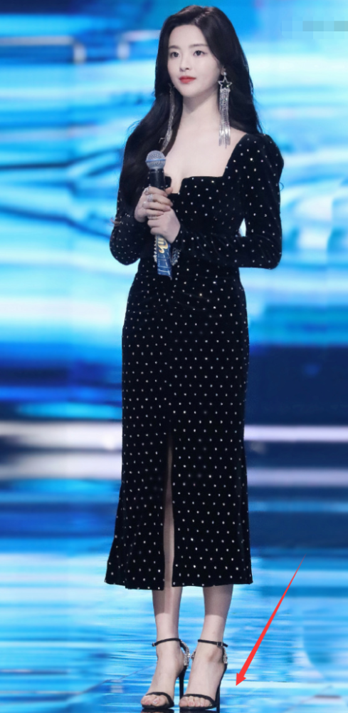 杨超越为显腿细穿"针尖鞋",看清鞋跟后:怪不得她连脚趾都在抓地