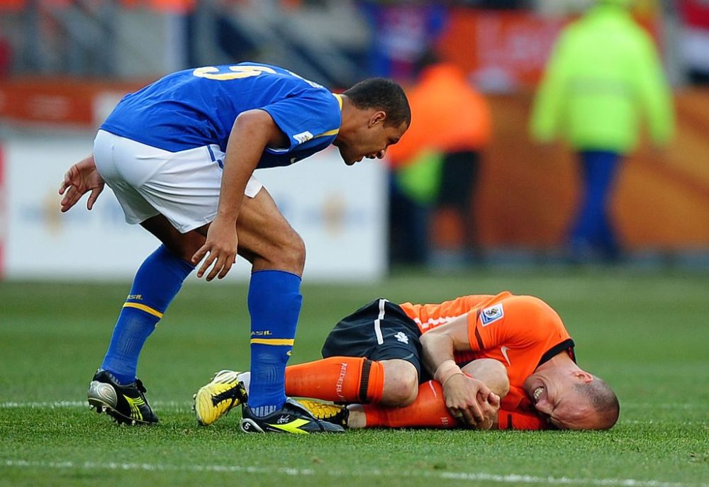 37岁巴西恶汉上演恶劣一幕庆祝进球时故意踩踏摄影师裆部