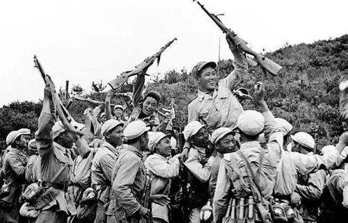 金城战役南朝鲜一个指挥所被我军突袭指挥官刚睡醒就被俘虏