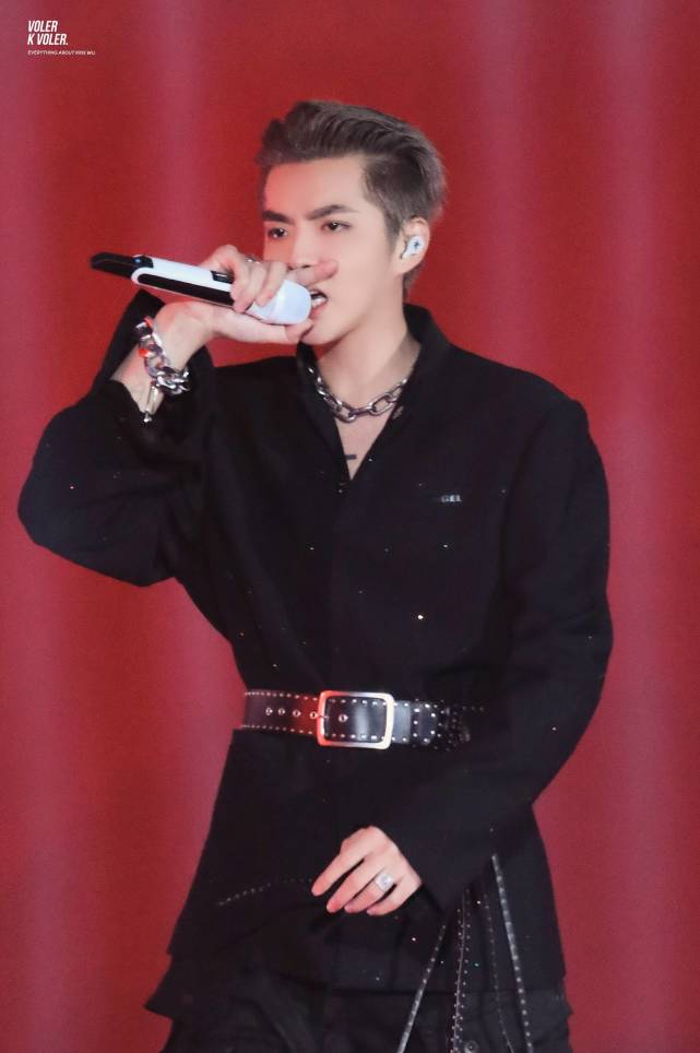 刘宇宁粉丝当街损坏吴亦凡粉丝应援物价值十几万物资全被毁了