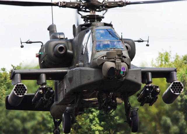 惊险英军阿帕奇直升机维护时发生意外机载火炮突然开火射击