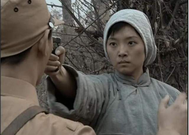 新版《亮剑》女主穿紧身裙?原版秀芹深入人心,真女八路长啥样?