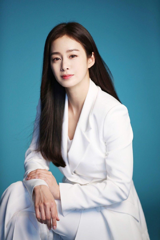 "韩国第一天然美女"金泰熙,白色西装明艳大气,身材哪像俩娃妈