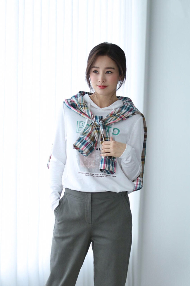 "韩国第一天然美女"金泰熙,白色西装明艳大气,身材哪像俩娃妈