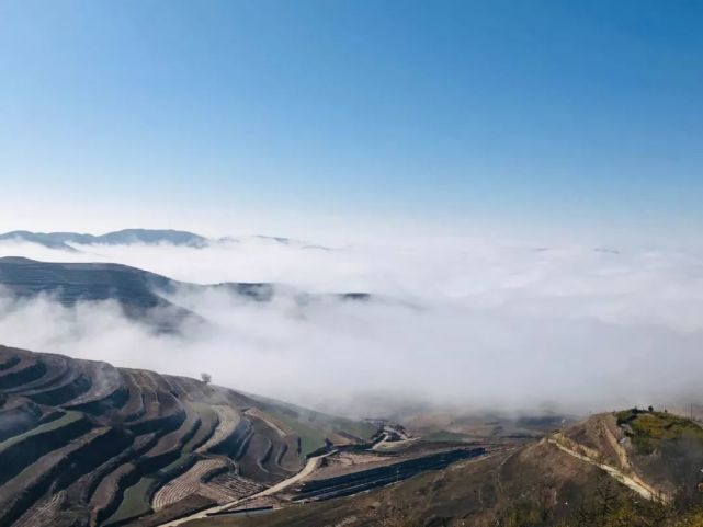 雾锁山头山锁雾,天连水尾水连天!