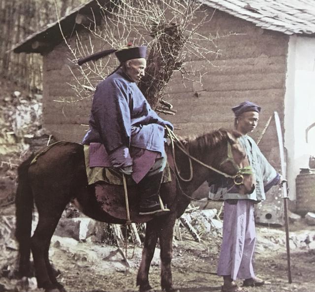 清朝老照片骑马的八旗子弟像个侏儒一群叠罗汉的孩子武功了得
