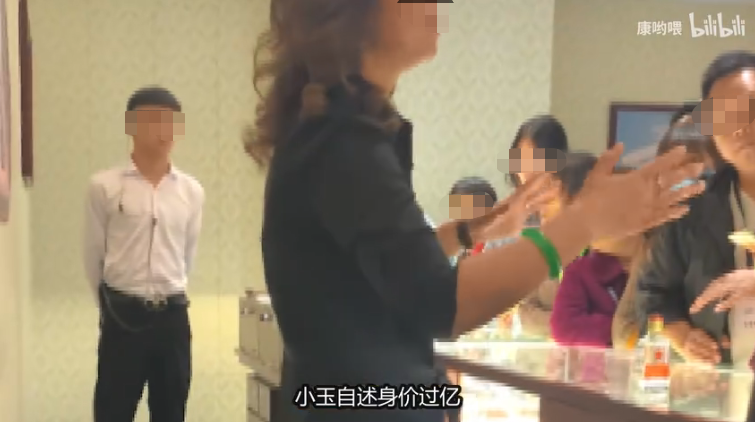 小伙带阿姨卧底百元上海一日游 3999元可与“董事长女儿”交友