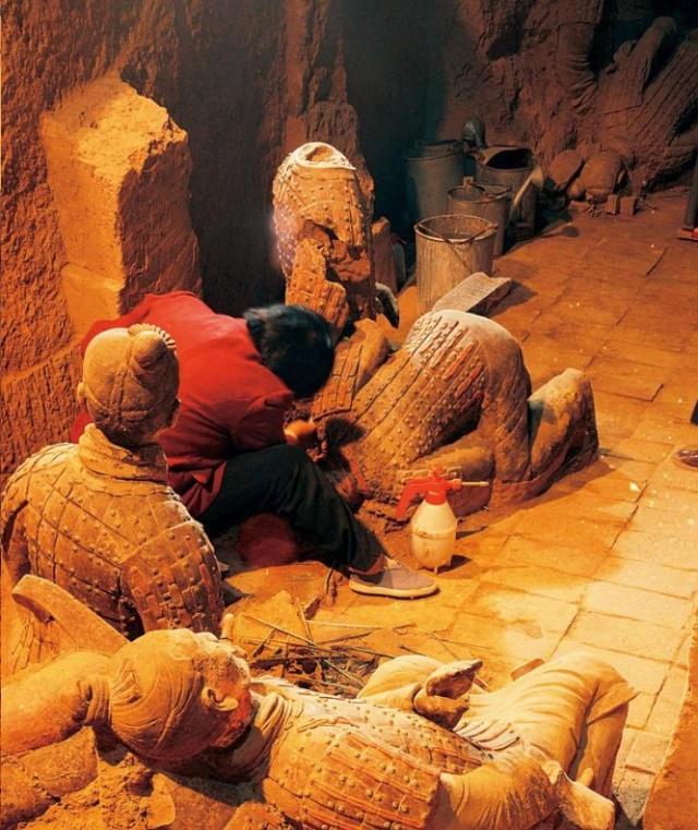 图五 兵马俑考古清理现场.