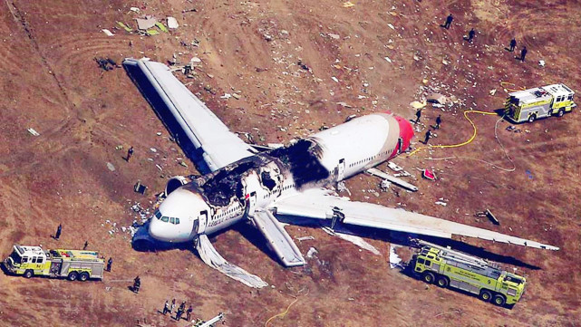 64吨大飞机从高空坠落,落地瞬间摔成3截,俄空军机长极限操作